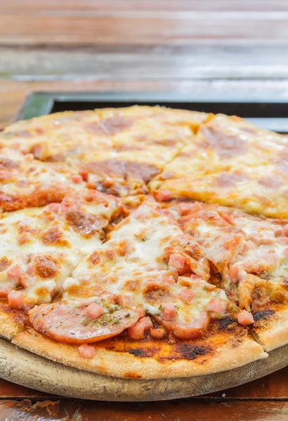 Pizza vlees minnaar en kaas — Stockfoto