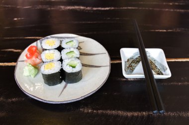 Suşi yumurta ve salatalık