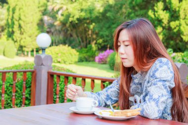 Genç yemek kahvaltı