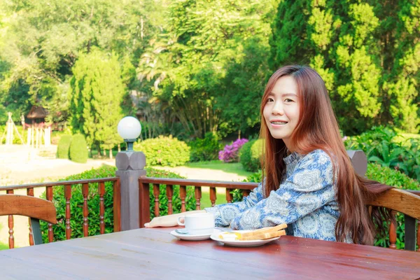 Adolescente che fa colazione — Foto Stock