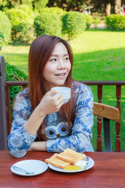 Adolescente che fa colazione — Foto Stock