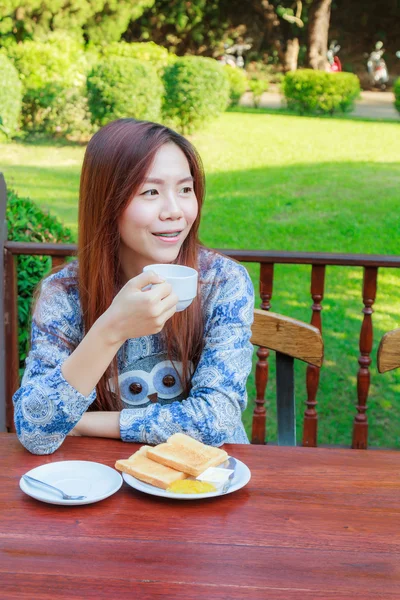 Adolescente che fa colazione — Foto Stock