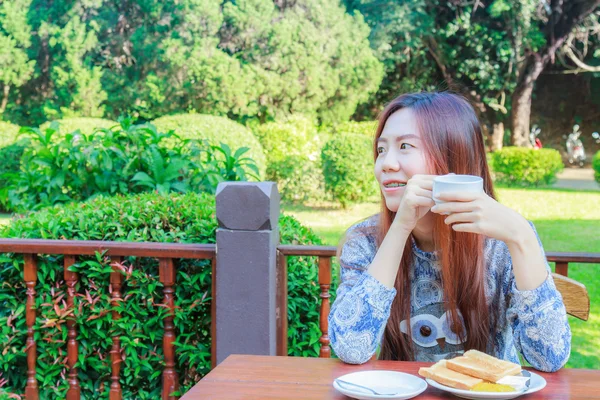 Adolescente tomando café da manhã — Fotografia de Stock