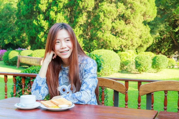 10 代の食べている朝食 — ストック写真