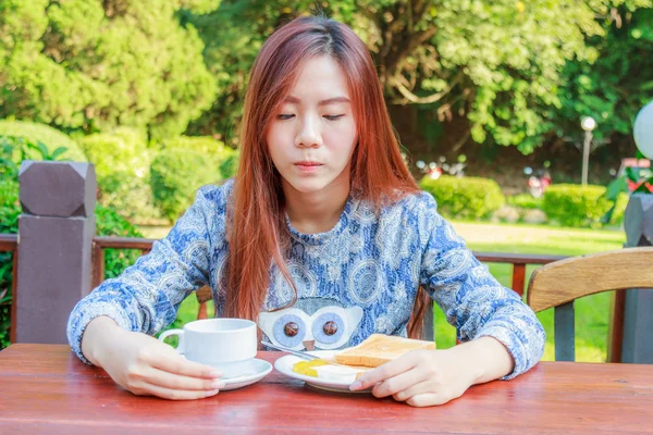 Adolescente tomando café da manhã — Fotografia de Stock