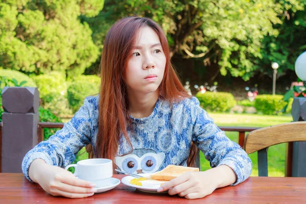 Adolescente tomando café da manhã — Fotografia de Stock