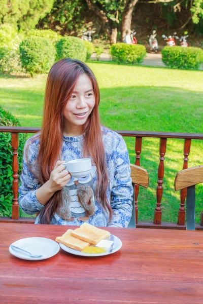 Adolescente che fa colazione — Foto Stock