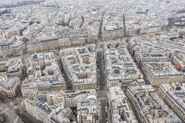 Paris çatılarında hava manzarası