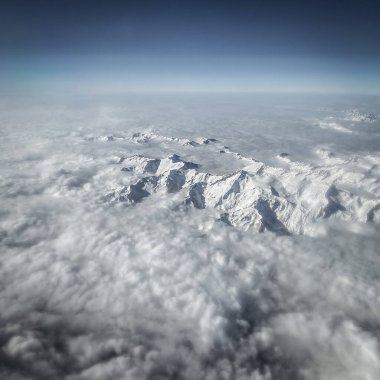 Kış boyunca karla kaplı Alpler 'in hava manzarası