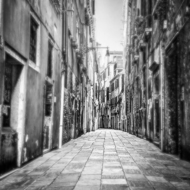 İtalya 'da COVID-19 krizi sırasında Venedik' te insanların olmadığı küçük bir cadde.