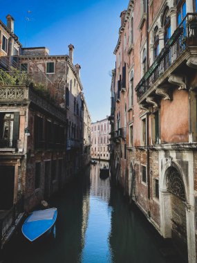 Venedik 'te küçük bir kanal caddesinde küçük bir tekne. Güzel renkli evler, İtalya.