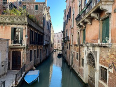 Venedik 'te küçük bir kanal caddesinde küçük bir tekne. Güzel renkli evler, İtalya.