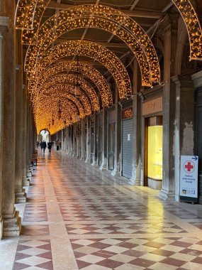 Venedik, İtalya, 13 Şubat 2021 - Saint Marc Meydanı, kilitlenme sırasında tüm dükkanlar kapanır, lüks kemerde koronavirüs 