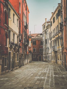 İtalya 'daki COVID-19 krizi sırasında Venedik' te hiç kimse olmadan küçük bir meydan.