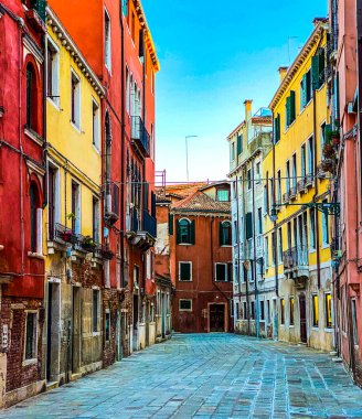 İtalya 'daki COVID-19 krizi sırasında Venedik' te hiç kimse olmadan küçük bir meydan.