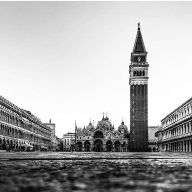 Saint Mark Bazilikası ve kriz sırasında terk edilmiş San Marco Meydanı COVID-19