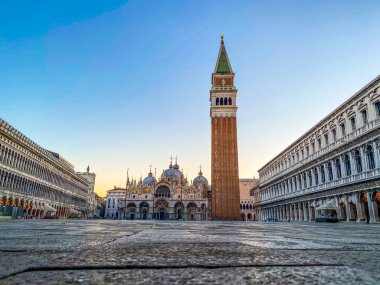 Saint Mark Bazilikası ve kriz sırasında terk edilmiş San Marco Meydanı COVID-19