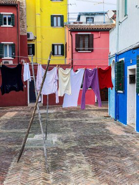 Burano adasındaki küçük, geleneksel ve renkli bir yerde çamaşır kurutuluyor.