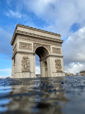 Paris, bulutlu bir günde Zafer Yayı