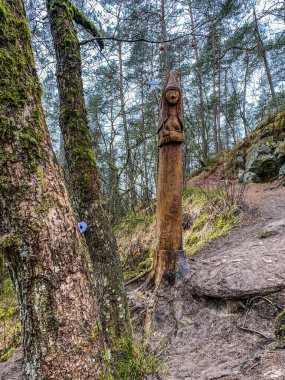 Bir peri heykeli Virton, Lüksemburg, Belçika 'da peri yolunun kenarında.