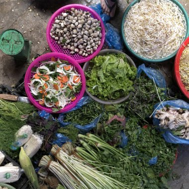 Sokakta satılık sebze ve meyvelerin geniş bir yelpazesi var. Kısa devre üretimi.