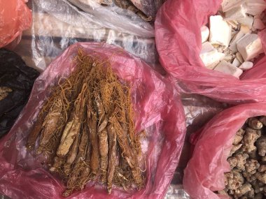 Sokakta satılık sebze ve meyvelerin geniş bir yelpazesi var. Kısa devre üretimi.