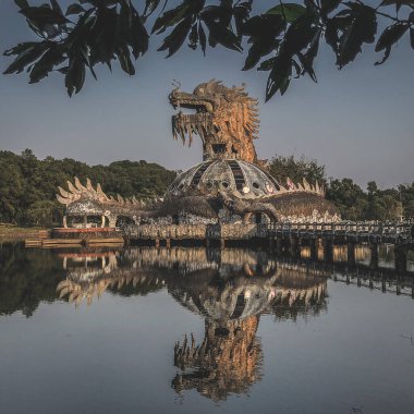 Hue, Vietnam, 23 Ocak 2020, terk edilmiş bir su parkında Ejderha kafası, geride bırakılan yüzme havuzu, Hue, Vietnam