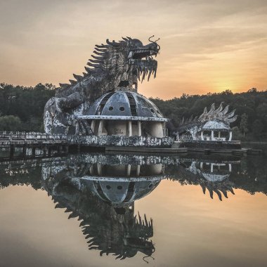 Hue, Vietnam, 23 Ocak 2020, terk edilmiş bir su parkında Ejderha kafası, geride bırakılan yüzme havuzu, Hue, Vietnam