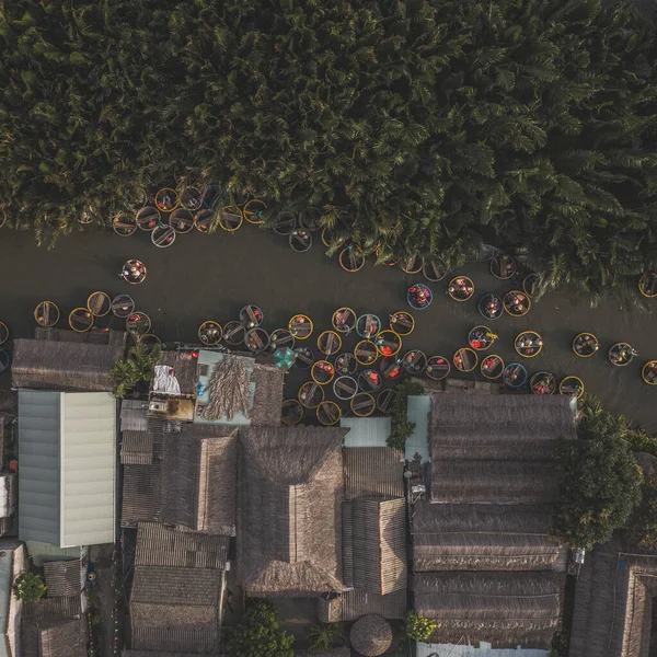 Flygfoto Turister Korg Båtar Tur Vid Kokosvatten Mangrove Palm Skog — Stockfoto