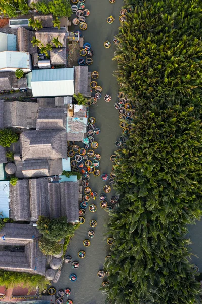 Flygfoto Turister Korg Båtar Tur Vid Kokosvatten Mangrove Palm Skog — Stockfoto