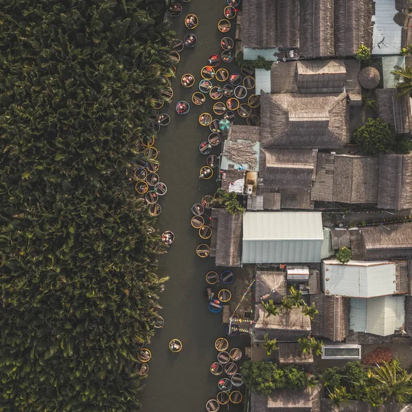 Flygfoto Turister Korg Båtar Tur Vid Kokosvatten Mangrove Palm Skog — Stockfoto