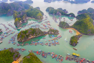 Lan Ha Körfezi, Vietnam 'da yüzen balıkçı köyünün havadan görünüşü. UNESCO Dünya Mirası Alanı. Ha Long Körfezi yakınlarında.