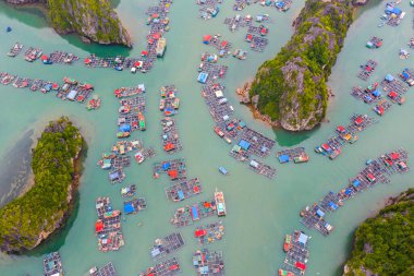 Lan Ha Körfezi, Vietnam 'da yüzen balıkçı köyünün havadan görünüşü. UNESCO Dünya Mirası Alanı. Ha Long Körfezi yakınlarında.