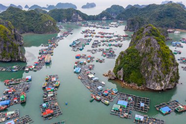 Lan Ha Körfezi, Vietnam 'da yüzen balıkçı köyünün havadan görünüşü. UNESCO Dünya Mirası Alanı. Ha Long Körfezi yakınlarında.