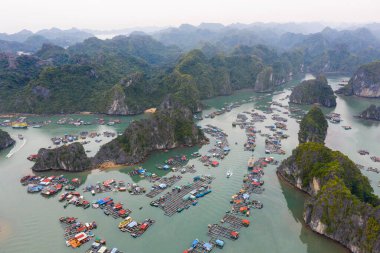 Lan Ha Körfezi, Vietnam 'da yüzen balıkçı köyünün havadan görünüşü. UNESCO Dünya Mirası Alanı. Ha Long Körfezi yakınlarında.