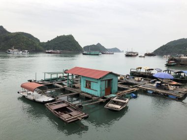 Lan Ha Körfezi, Vietnam 'da yüzen balıkçı köyünün havadan görünüşü. UNESCO Dünya Mirası Alanı. Ha Long Körfezi yakınlarında.