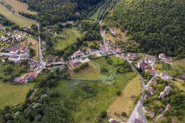 Nans-Sous-Sainte-Anne, Fransa, 3 Ağustos 2020 - Nans-Sous-Sainte-Anne Doubs köyünün hava geçidi. Lison kaynağına yakın 