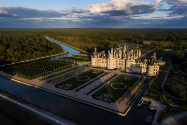 Güneş batarken yeni Fransız bahçeleriyle Chambord Kalesi 'nin hava manzarası.