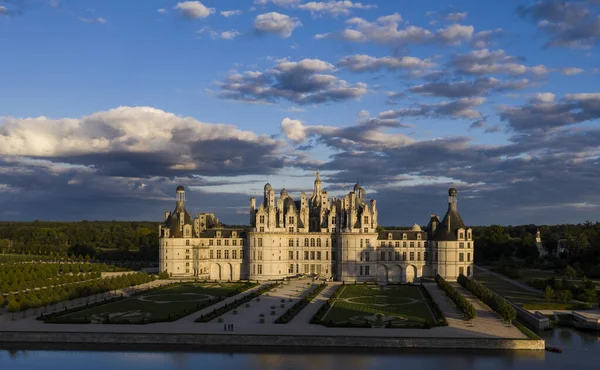 日落时尚博尔德城堡的空中景观及其新的法国花园 — 图库照片