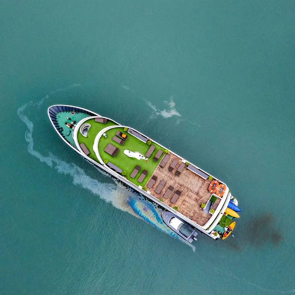 Vista Aerea Una Barca Lusso Vietnamita Nella Baia Halong Quando — Foto Stock