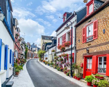 Saint-Valery-sur-Somme, Fransa, 15 Ağustos 2020 - Güzel çiçekli geleneksel cadde Saint-Valery-sur-Somme.