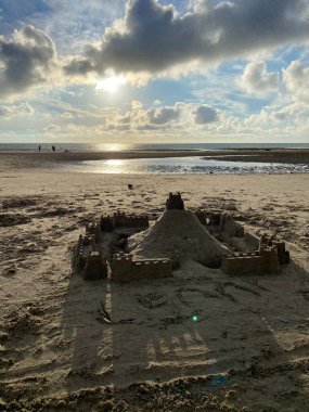 Güneşin ışığı Wimereux sahilindeki kumdan kalede, Opal sahilinde.