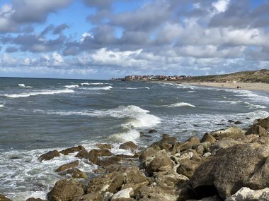 Fransa 'daki Ambleteuse manzarası kayalıklarda kırılan dalgalar üzerinde