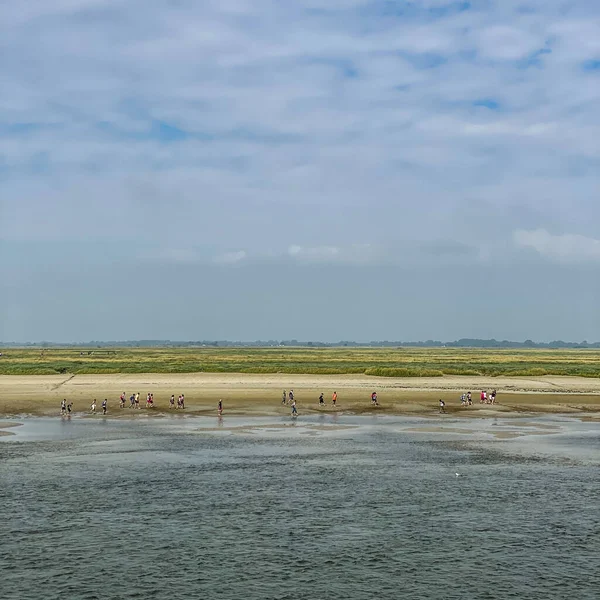 Pessoas Irreconhecíveis Turista Caminhando Praia Saint Valery Sur Somme — Fotografia de Stock
