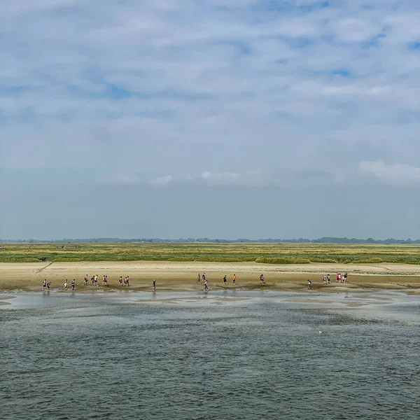 Personas Irreconocibles Turista Caminando Por Playa Saint Valery Sur Somme — Foto de Stock