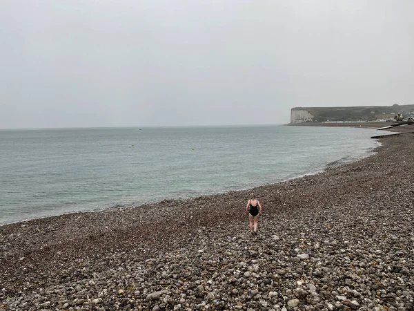 Nageuse Méconnaissable Nageant Dans Mer Sous Pluie Côte Opale Normandie — Photo