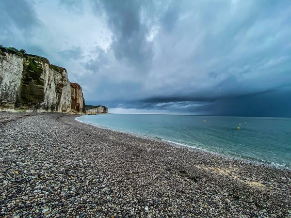 フランス ノルマンディーのヴェレ シュル メールの小石のビーチと石灰岩の崖 — ストック写真