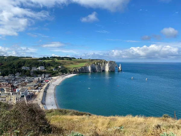 Bela Vista Cidade Etretat Durante Dia Verão Céu Azul Algumas — Fotografia de Stock