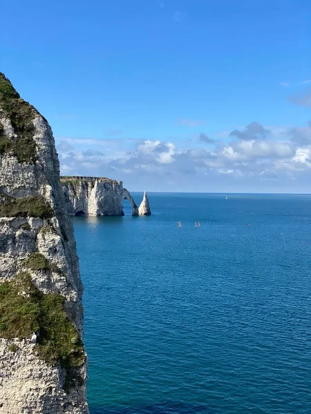 フランス海岸のエトレットにある石灰岩の崖 — ストック写真