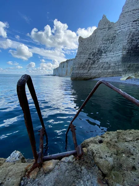 Žebřík Sestupující Moři Vápencovými Útesy Etretatu Francouzské Pobřeží — Stock fotografie